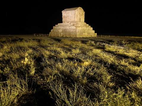 آرامگاه کوروش که در پاسارگاد واقع در 110 کیلومتری شمال شیراز واقع شده است