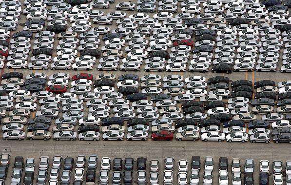 نمایی از پارکینگ ایران خودرو؛برخی معتقدند عدم عرضه کافی خودرو به بازار به افزایش قیمت آن کمک کرده است