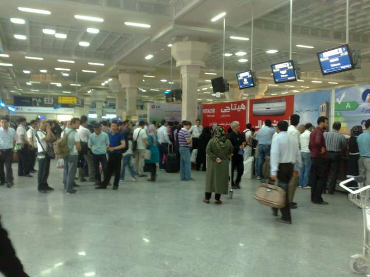 مسافران پرواز اهواز - تهران از ساعت 19:30 تا حدود 2:30 بامداد در فرودگاه اهواز بیم هواپیما و سالن سرگردان بودند