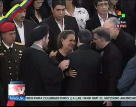دست دادن احمدی نژاد با مادر چاوز، سهوی یا عمدی؟