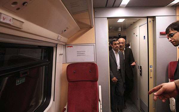 احمدی نژاد در خط زیرزمینی راه آهن تهران - تبریز