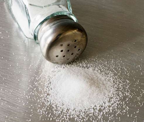 مصرف نمک در ایران، 2.5 برابر میانگین جهانی /قلب ها را دریابیم