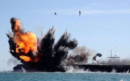 نابودی ماکت ناو هواپيمابر آمريکا در رزمایش نیروی دریایی ایران