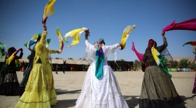 رقص زنان عشایر در مراسم بله‌برون  <img src="/images/picture_icon.gif" width="16" height="13" border="0" align="top">