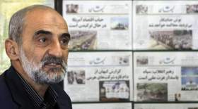 عباس عبدی خطاب به کیهان: پرچم سفید را به علامت تسلیم در برابر مردم بلند کنید