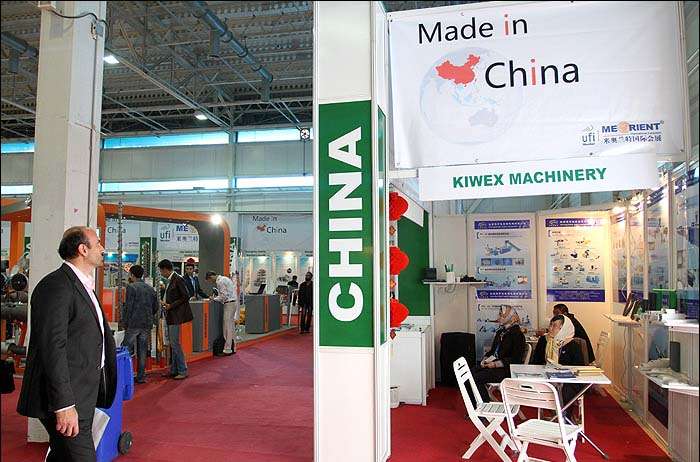 عبارت ساخت چین در بالای تمام غرفه های شرکتهای چینی در نمایشگاه ایران پلاست خودنمایی می کند