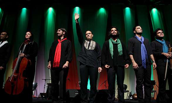 گروه اشتیاق به خوانندگی علیرضا قربانی و سرپرستی علی قمصری در سالن میلاد نمایشگاه بین المللی برنامه اجرا کردند