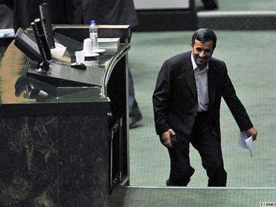 عضو کمیسیون فرهنگی مجلس،جلسه صمیمی رییس جمهور با نمایندگان در آستانه طرح سوال از احمدی نژاد را پرسش برانگیز می داند