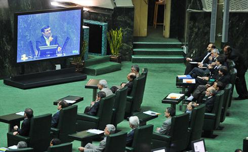 عضو کمیسیون صنایع مجلس می گوید مگر برخی نمایندگان مجلس،رای خود را از دولت گرفته اند که در خانه ملت سنگ دولت را به سینه می زنند؟