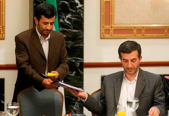احمدی نژاد در حکم اخیر خود برای مشایی،القابی برای او به کار برده که انتقاد برانگیز شده است