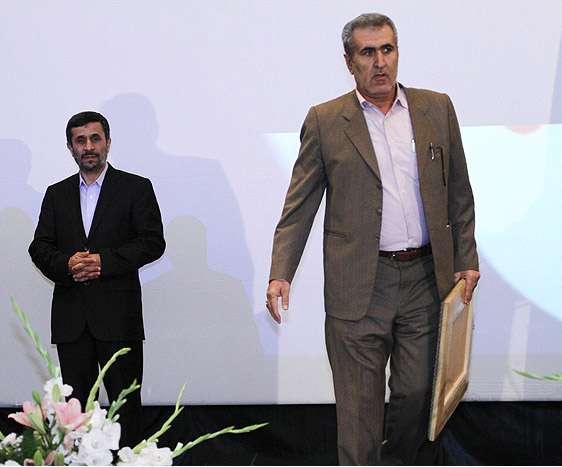 احمدی نژاد و بهمنی در مراسم تقدیر از مدیران نمونه صنعت نفت