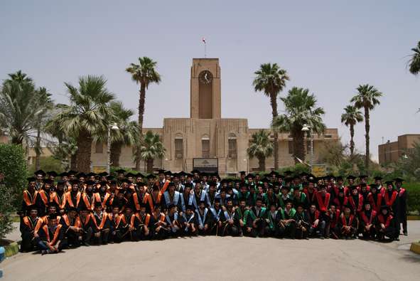 تصویری از فارغ التحصیلان ورودی 86 دانشگاه صنعت نفت که دختران نیز در بین آنان دیده می شوند