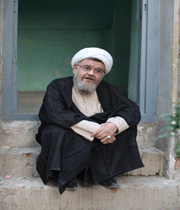 اکبر عبدی در نقش روحانی در فیلم رسوایی
