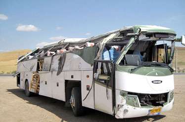 واژگونی اتوبوس در آزاد راه پل زال - خرم آباد 31 زخمی بر جای گذاشت
