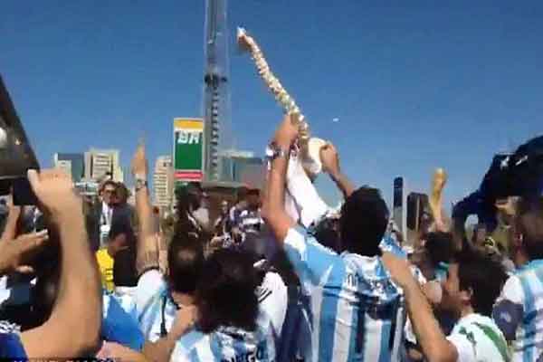تماشاگران آرژانتینی با ستون فقرات به تحقیر نیمار پرداختند
