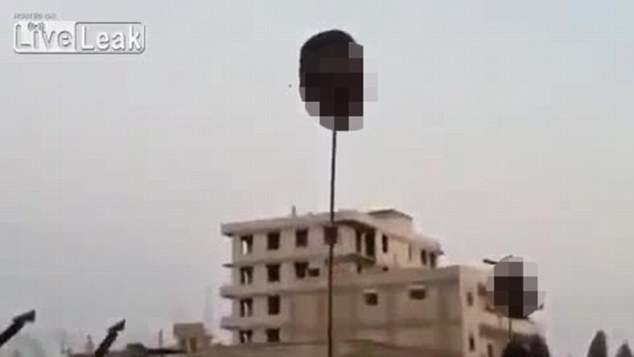 نمایش داعش با سرهای بریده شده سربازان ارتش سوریه بر بالای نیزه