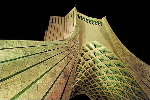 تیم کارشناسان برای بازسازی در برج آزادی مستقر شدند/ نماد تهران جان می‌گیرد