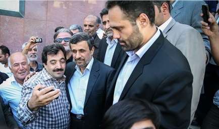 بازگشت احمدی‌نژاد به سیاست از مسیر مراسم ختم