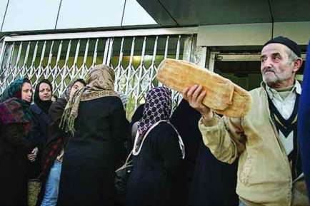 روایت روزنامه گاردین از یک روز در صف نان در ایران: احمدی نژاد با یارانه ها ما را گول زد