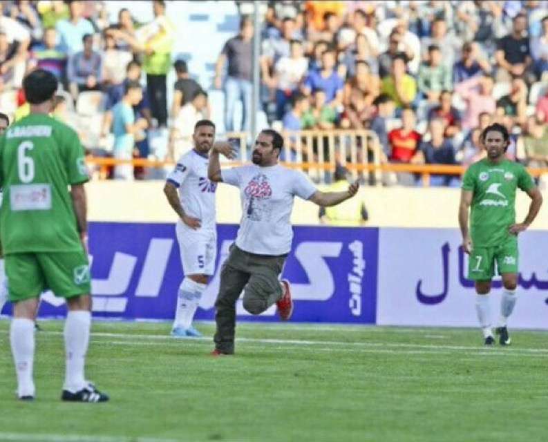 علی ملاقلی پور کارگردان فیلم قندون جهیزیه در وسط زمین فوتبال در مسابقه ستارگان قدیمی ایران و جهان
