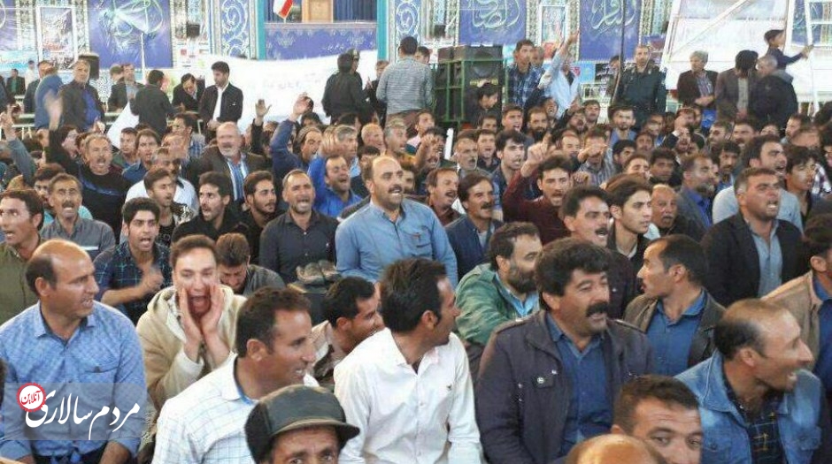 کشاورزان شرق اصفهان در اقدام اعتراضی با شرکت در نماز جمعه به تریبون و خطیب جمعه پشت کردند و شعارهای اعتراضی سر دادند.