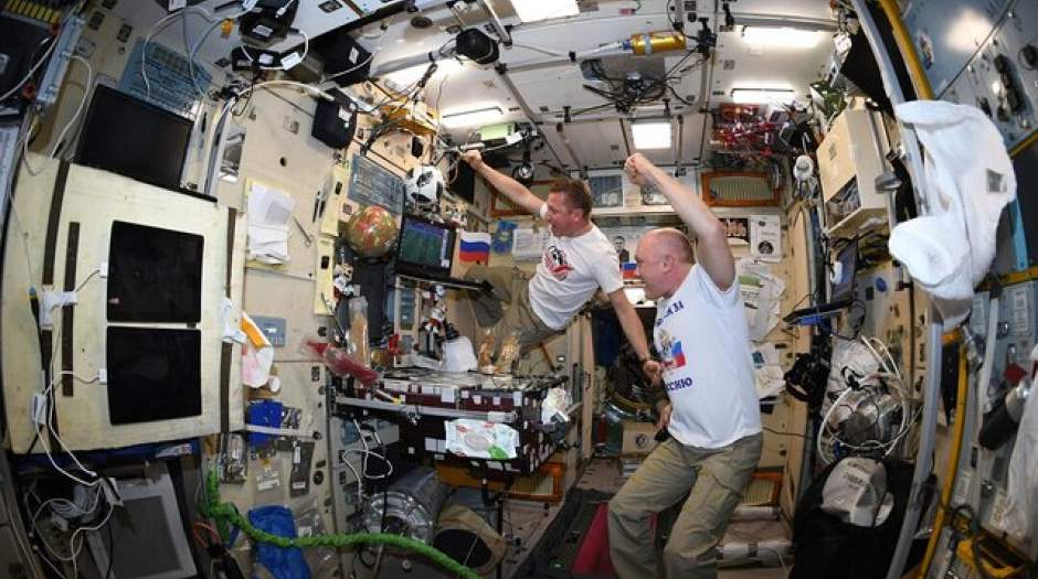 فضانوردان در حال تماشای مسابقات جام جهانی