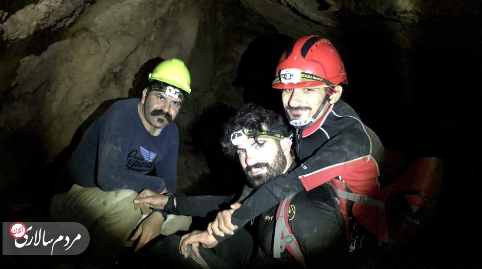 سعید ضروری (راست) در حال غارنوردی