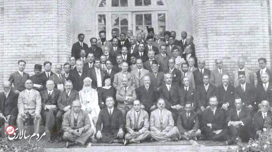 در کنگره‌ی هزاره‌ی فردوسی بیش از صد دانشمند که سرآمدِ روزگارِ خود بودند از سراسرِ جهان به تهران آمدند.