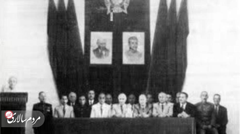 عکسِ دسته‌جمعی اعضای فرقه‌ی دموکرات. 
در وسطِ عکس سید جعفر پیشه‌وری حضور دارد و در بالای سرِ جمعیت دو پیکره‌ی بزرگ از لنین و استالین، رهبرانِ شوروی، دیده می‌شود.