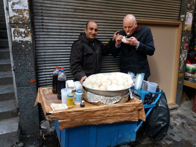 شلغم خوردن سفیر آلمان در بازار تهران