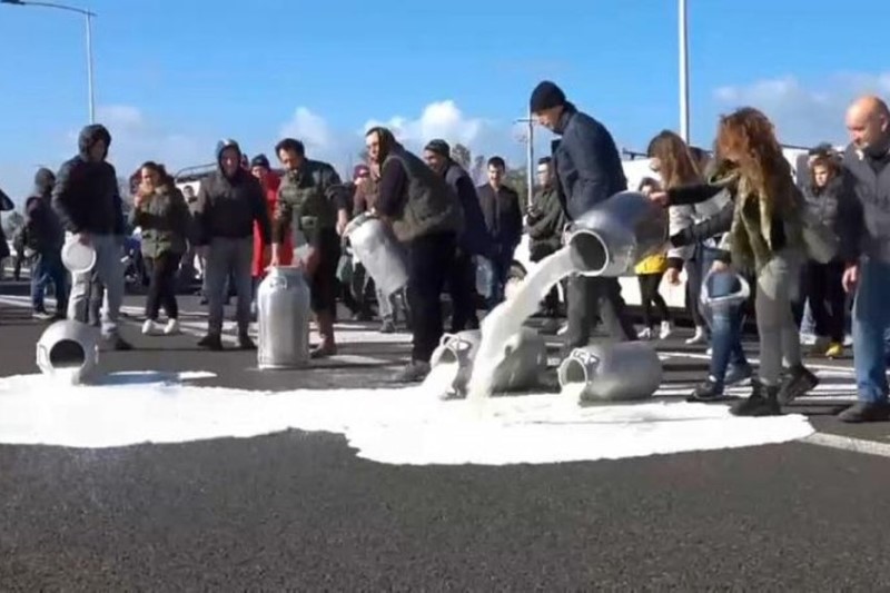 اعتراض با ریختن شیر کف خیابان