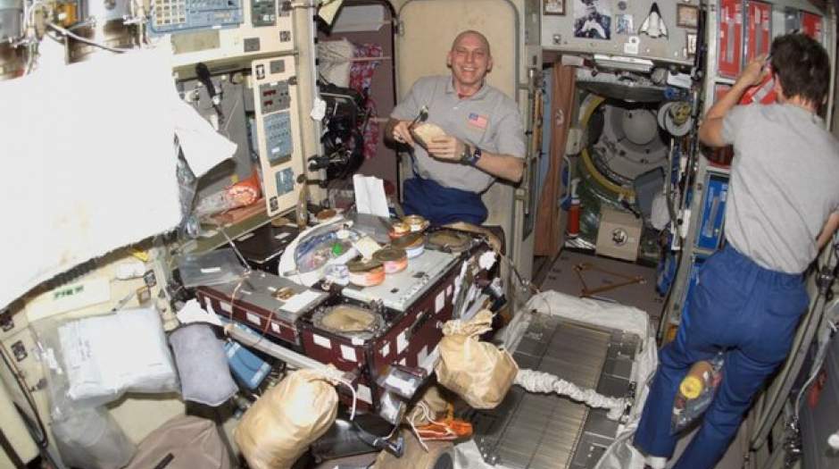 فضانوردان چگونه غذا میخورند؟