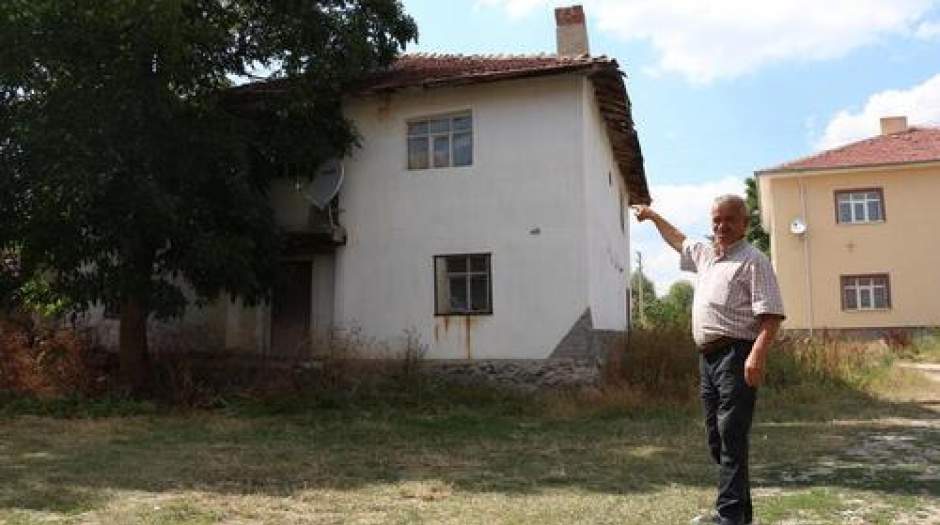 کدخدای روستای کالفات درحال نشان دادن خانه پدرجد نخست وزیر جدید بریتانیا به اهالی رسانه است.