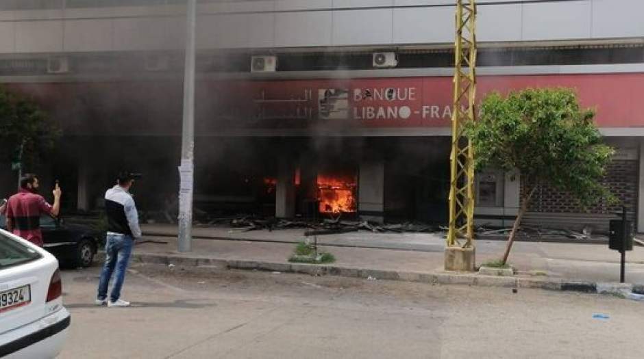 معترضان لبنانی چندین بانک آتش زدند