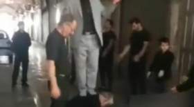 استفاده یک مداح از عزادار به عنوان چهارپایه