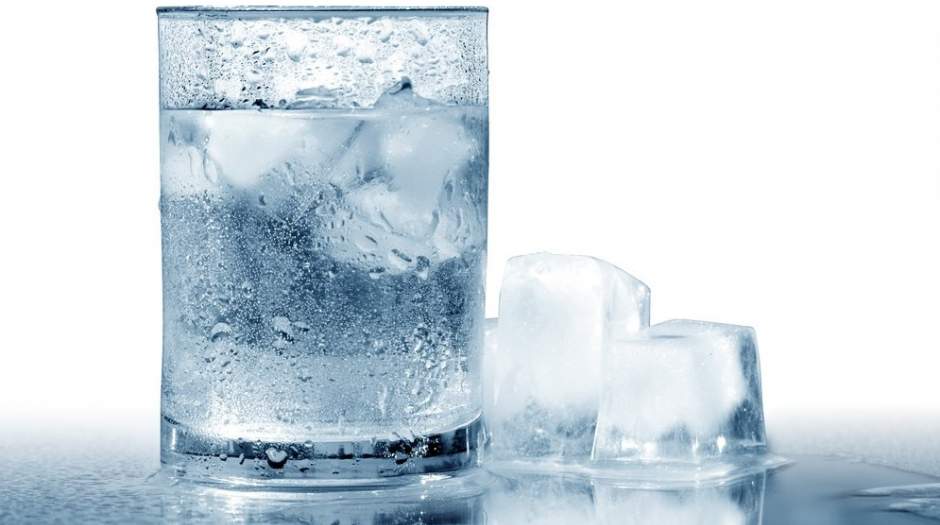 مضرات نوشیدن آب یخ