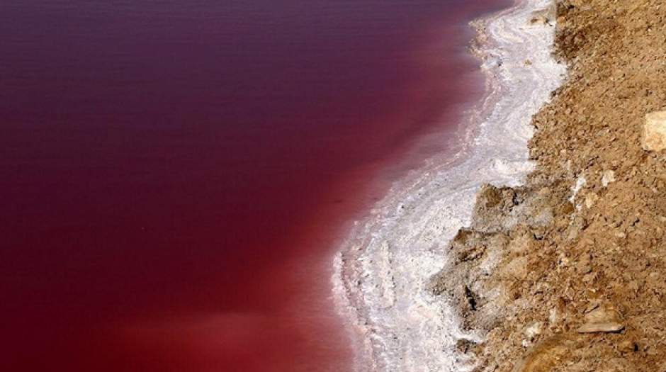 دریاچه نمک قم سرخ شد
