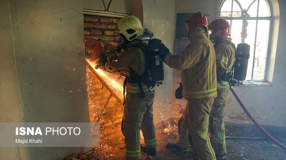 نجات ۳۵ نفر از میان شعله‌های آتش
