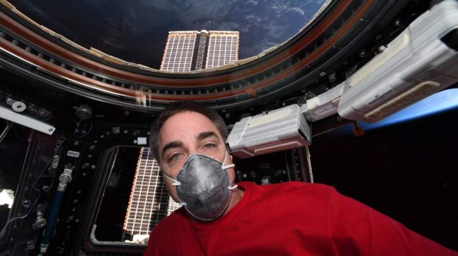 بازگشت فضانورد ناسا به زمین با ماسک!