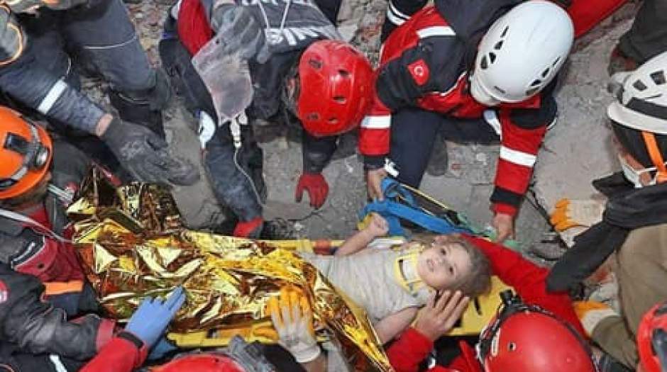 نجات دختربچه ۳ ساله از زیر آوار پس از ۶۵ ساعت
