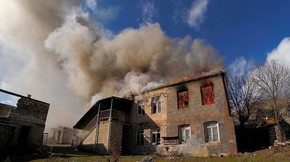 آتش زدن منازل روستایی در قره‌باغ بوسیله ساکنان
