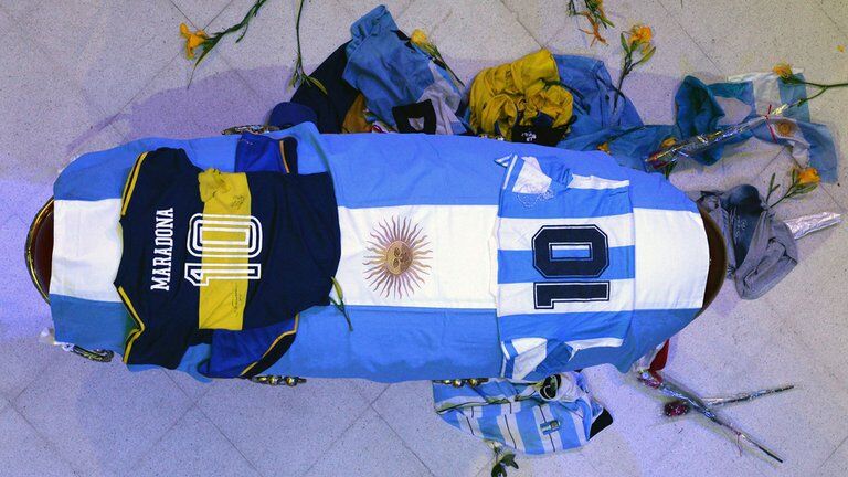 ادای احترام آرژانتینیها به پیکر مارادونا