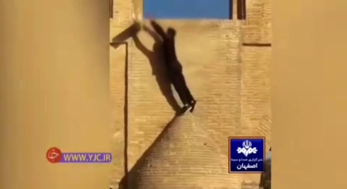 پارکورکارها از سی و سه پل اصفهان بالا رفتند!
