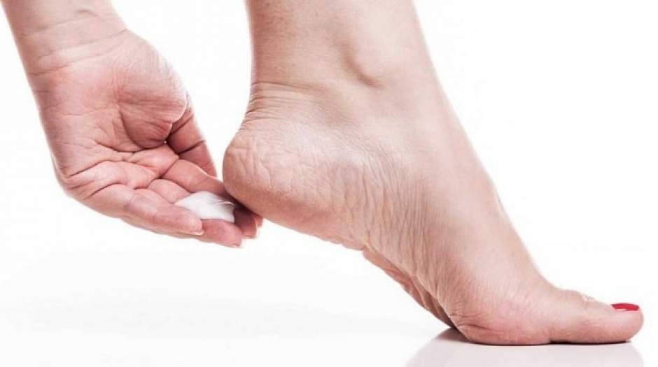 چگونه ترک کف پا را درمان کنیم؟