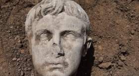 مجسمه امپراتور روم از دل خاک بیرون زد