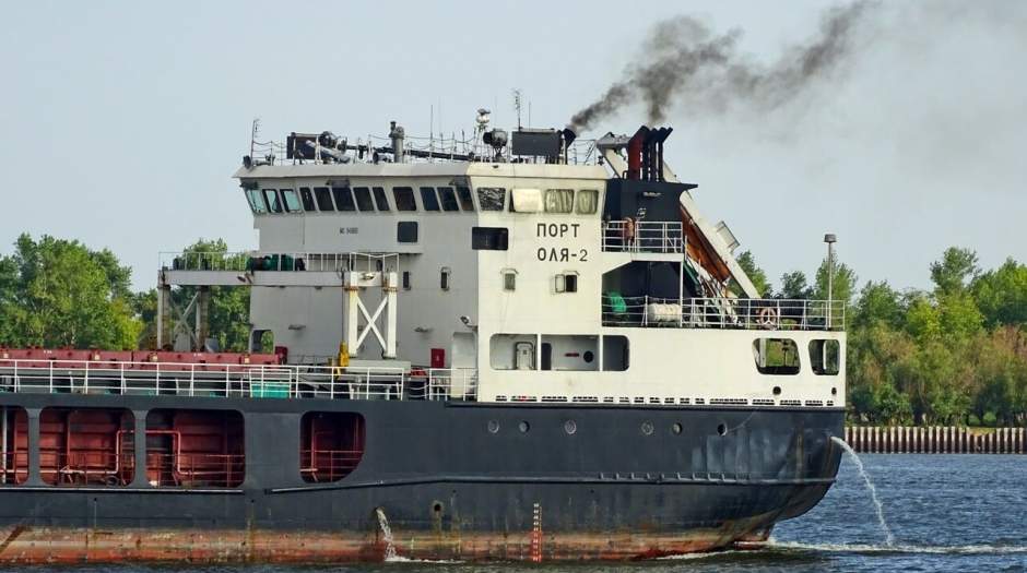 کشتی حامل محموله برای ایران به گل نشست