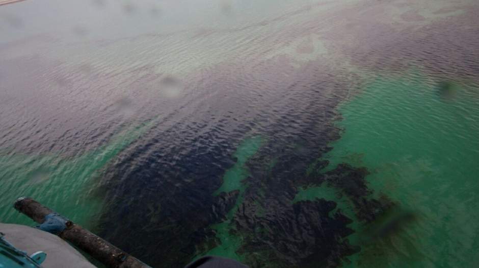 آب‌های جزیره خارگ باز هم به نفت آلوده شد