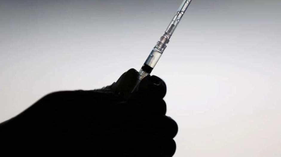 عوارض واکسن کرونا چه زمانی رخ می‌دهد؟