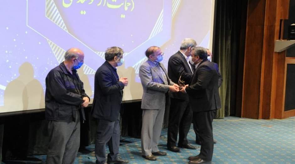 ایران خودرو نشان ملی جشنواره حاتم را دریافت کرد