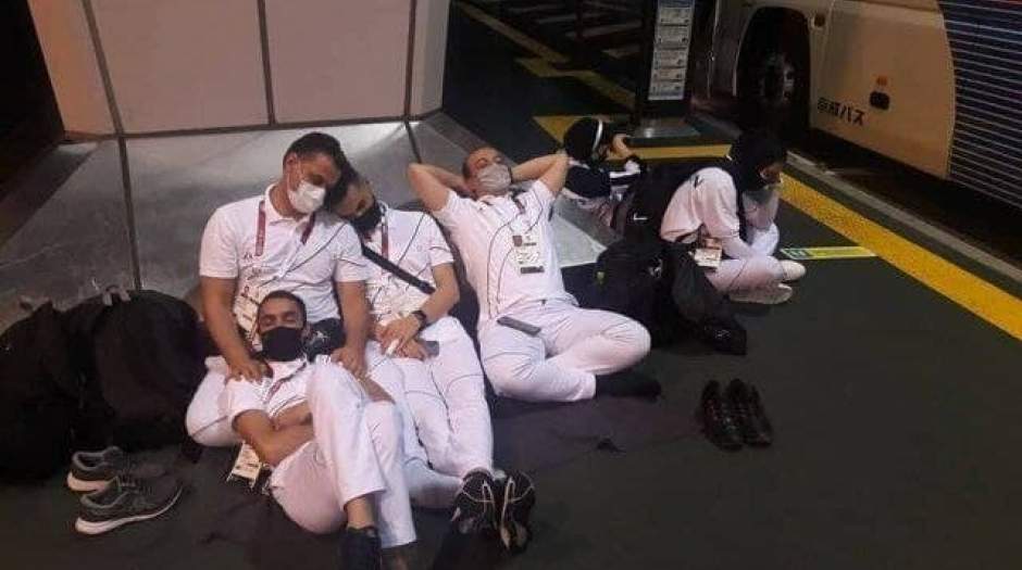 خوابیدن کاروان المپیک ایران روی زمین فرودگاه توکیو